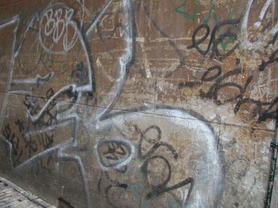 Graffiti op een gepleisterde en geschilderde ondergrond