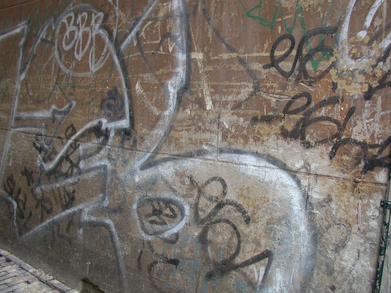 Bestand:Graffiti 12 graffiti op pleister.jpg