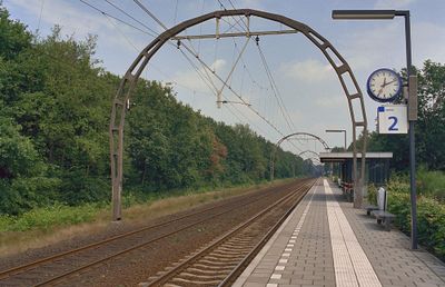 Foto van het perron op Station Hollandsche Rading met op de voorgrond een stationsklok.