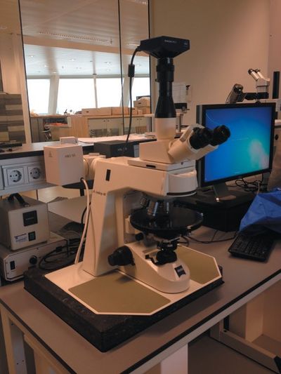 Polarisatiemicroscoop met digitale camera gebruikt voor micromorfologisch onderzoek in het Rijkserfgoedlab bij de RCE in Amersfoort - foto: H. Huisman