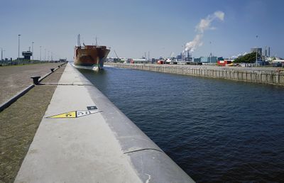 Foto van de zeesluizen in IJmuiden