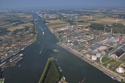 luchtfoto van Kanaal naar Gent bij Terneuzen.