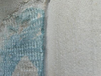 Zandstenen gevelblokken die door graffiti en het verwijderen daarvan zijn beschadigd