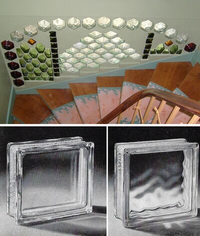 Muur met gekleurde dubbelwandige glazen bouwstenen in trappenhuis en voorbeelden van transparante vierkante dubbelwandige glazen bouwstenen.