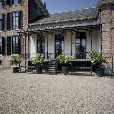 Foto van een ijzeren veranda met glasdak bij Kasteel Rosendael in Rozendaal, Gelderland