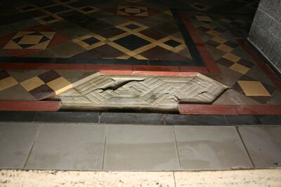 Weggehaalde tegels uit vloer in een kerk om de fundatie te onderzoeken.