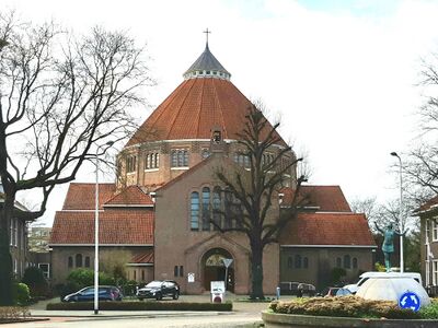 kerkgebouw aan een rotonde