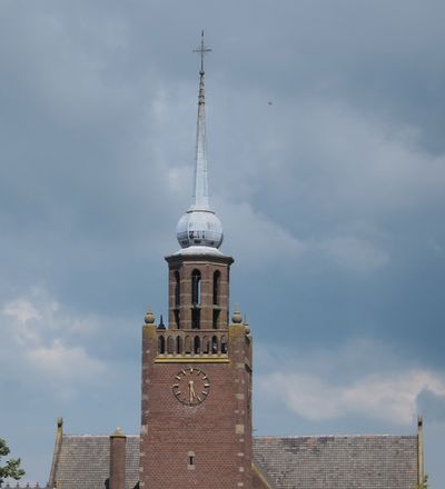een kerktoren.