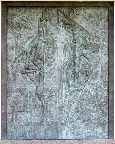 De bronzen deuren van het Evoluon zijn volledig zichtbaar. In het brons een reliefsculptuur, de voorstelling toont mathematische formules en allegorische voorstellingen: Landelijk Leven en de Val van Icarus.