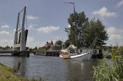 Foto van de Ringvaart van de Haarlemmermeerpolder uit 1845 bij Hillegom, met een moderne betonnen ophaalbrug.