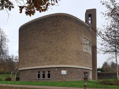 modern kerkgebouw in een gazon