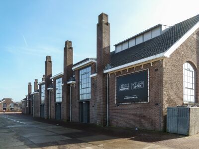Foto van de Wagenwerkplaats in Amersfoort met de namen van enkele van de huidige locaties op de muur: Veerensmederij en Holland Opera.