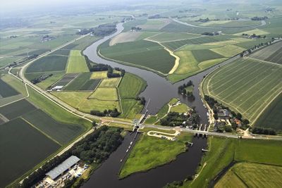 Luchtfoto van Dokkumer Nieuwe Zijlen met daaromheen weiland