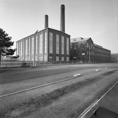 Zwart wit foto van de Suikerunie fabriek bij Zevenbergen.