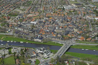 Luchtfoto van het stadcentrum van Ommen. Onderin loopt de Vecht.