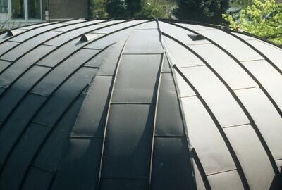 Koperen dak met verticale platen.