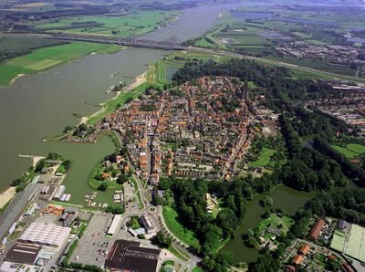 Luchtfoto van Zaltbommel. Links van de stad loopt de Waal.