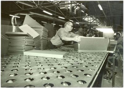 Het inpakken van zachtboard platen in dozen in de Nove-fabriek, 1975