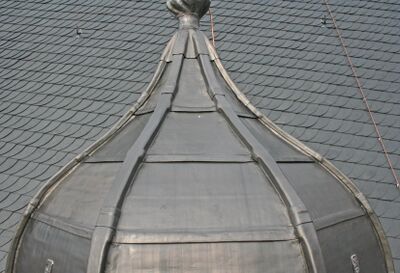 De bekleding van de traptoren van de Grote Kerk in Alkmaar heeft de vorm van taartpunten.