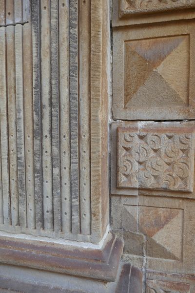 Detail van een zandstenen deuromlijsting