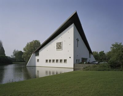 moderne kerk in het water