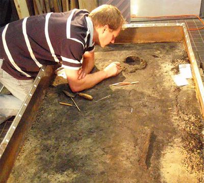 Het uitprepareren van inhumatieresten, Museum Nieuwland.