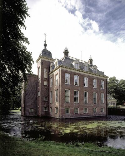 Foto van Huis Zijpendaal bij Arnhem, een klassiek kasteel met een gracht