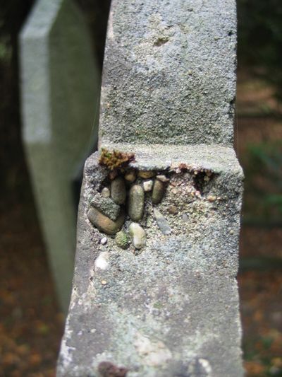 Close-up opname van een grafsteen waarbij grind zichtbaar is