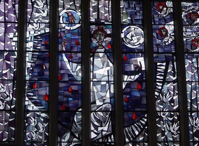 kleurrijk glas-in-loodvenster in een modern kerkgebouw