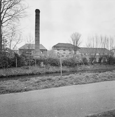 Foto van een schoorsteen uit 1852 en een damastfabriek in Boxtel