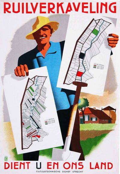 Poster met getekende man met hoed die twee plattegronden omhoog houdt, met tekst Ruilverkaveling en Dient u en ons land