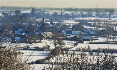 Uitzicht Foto vanaf de Duivelsberg. Te zien is een besneeuwd dorpje in het Rijndal.