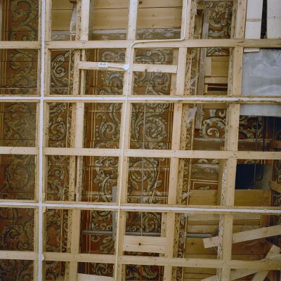 Foto van een plafondschildering die te voorschijn is gekomen achter raggelwerk van verlaagd plafond.