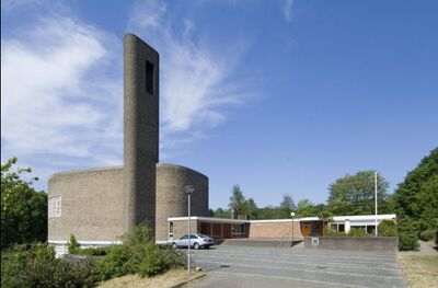 modern kerkgebouw aan een voorplein