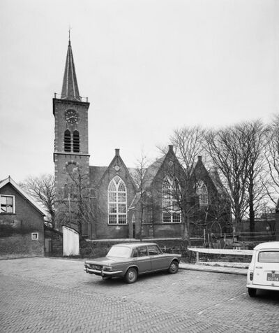 kerkgebouw, auto's en bomen