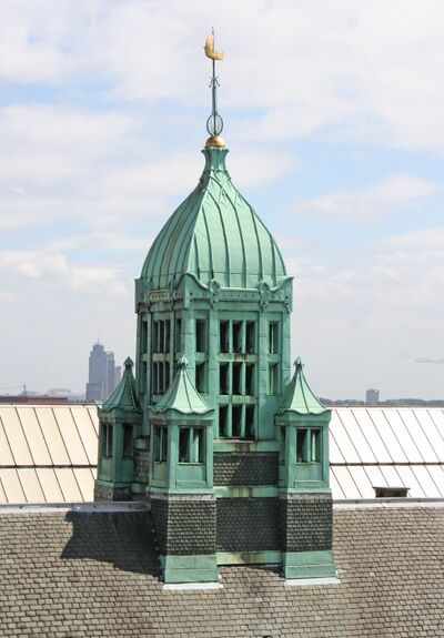 Koperen toren met groen patina.
