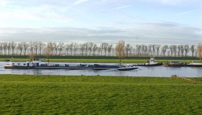 Foto van de Maas. In het water varen schepen.