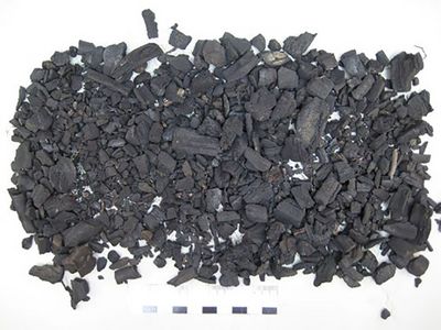 Een zeefresidu met houtskoolfragmenten groter dan 3 mm.