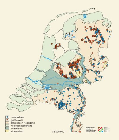 Kaart van Nederland met daarop aangegeven waar urnenvelden en grafheuvels te vinden zijn.