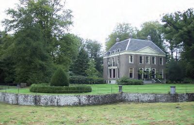Foto van de 17e-eeuwse buitenplaats Gooilust bij ’s-Graveland: een statig landhuis met grote tuin.