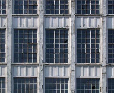Een gebouw waarvan het beton tussen de ramen verkleurd is.