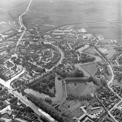 Luchtfoto van Coevorden met het Van Heutszpark op de voorgrond.