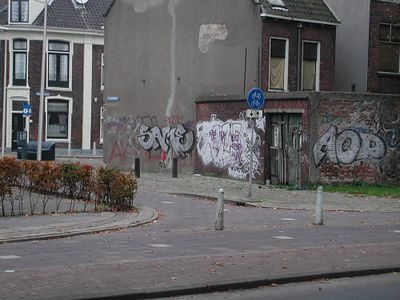 Foto van een steeg met veel graffiti