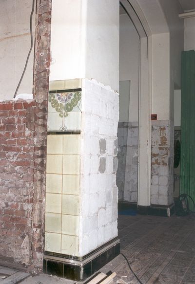 Foto van een verbouwing waarbij de oorspronkelijke tegellambriseringen van plateelbakkerij De Distel zijn opgeofferd aan interieurverandering.