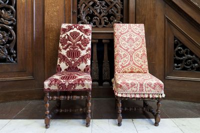 Twee dezelfde stoelen waarbij van de linker stoel de op maat gemaakte stoelhoes is verwijderd.