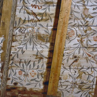 Plafondschildering van rondlopende takken met ellipsvormigebladeren eraan. Grijsgekleurd